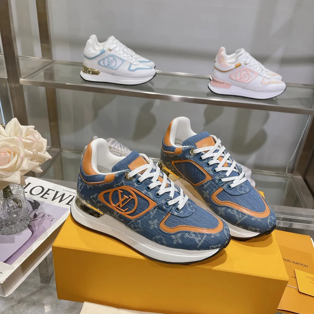 👟👟Ex-factory price 640👟👟 Men's size +10 Louis Vuitton's official website synchronizes the 2024 couple's models, this Neo Run Away sneakers are inspired by running shoes, integrating LV's iconic must-have shoes into the trend. This version is a 1:1 replica of the original version, reinterpreting Damier canvas with cow leather and mesh fabrics, highlighting its simple lines and unique wedge outsole. The main details include the LV initials on the side and the engraved gold heel stabilizer on the back plus a hidden insole. 2cm. Sizes 35-42, 39-46. Full package. High version. New and old customers are welcome to inquire.
